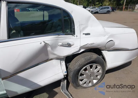 2009 Lincoln Town Car Signature Limited from USA, damaged, VIN 2LNHM82V09X633512